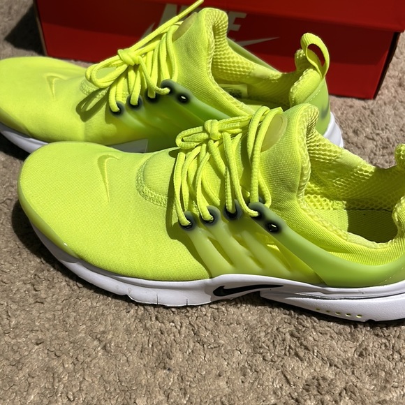 Nike - Picture 3 of 4